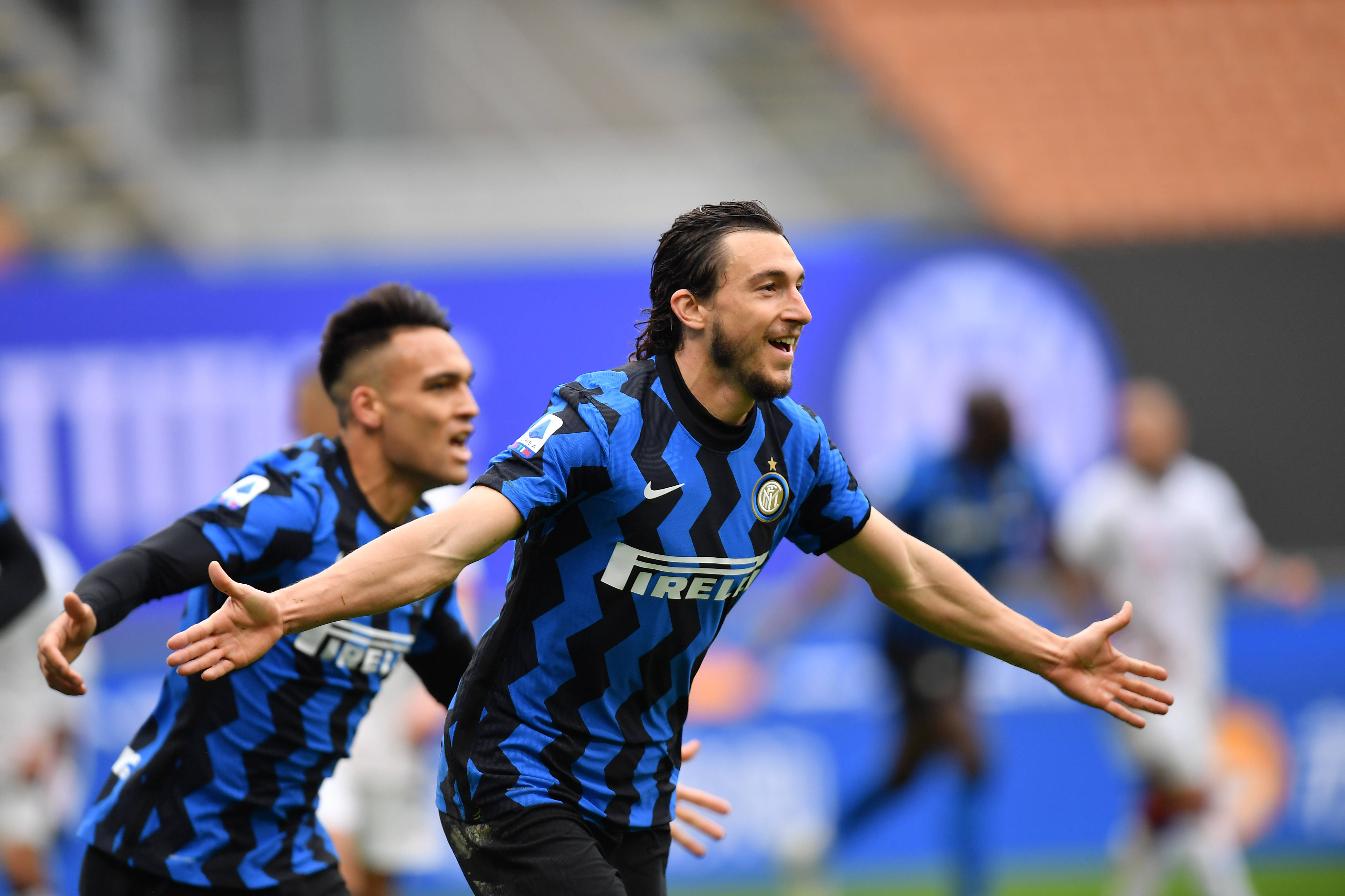 曼联英超15轮4-1胜狼队，近3轮不败，B费2射1传，助球队冲至第六，有望重返欧冠区。（英超第15轮：曼联4-1击退狼队，B费梅开二度+助攻，近3轮不败升至第六，剑指欧冠区）