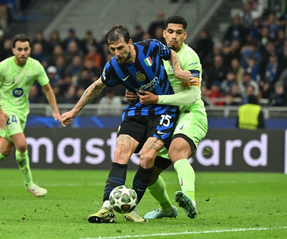 穆帅的本菲卡1米98门将受到英超球队关注，售价在4000万欧元（英超多队盯上穆帅麾下本菲卡1米98门将，标价约4000万欧元）