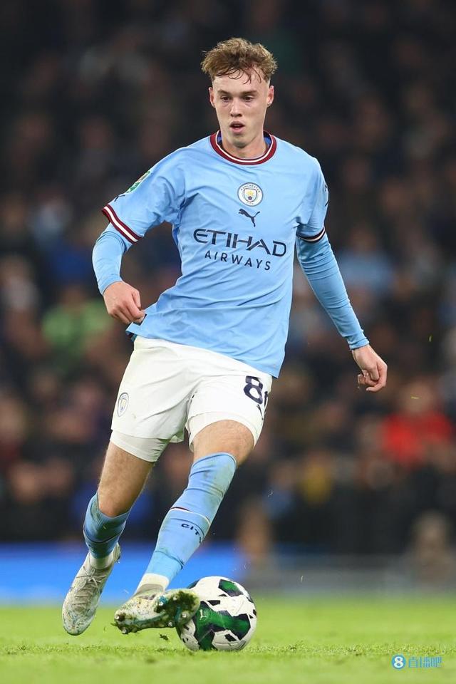 曼联客场不败创英超最长纪录，B费贡献2球1助攻，但防守漏洞明显，积分排名靠后。