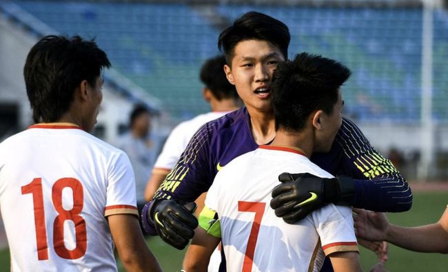 身残志坚！布基纳法索边锋2年前左眼失明，仍坚持职业足球之路（左眼两年前失明仍不言弃，布基纳法索边锋坚守职业足球梦）