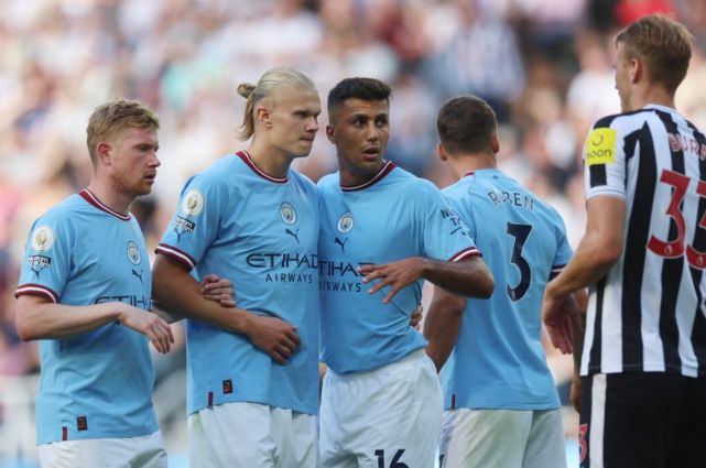 英超焦点战：维拉1-2绝杀阿森纳，曼城争冠机会大增（英超焦点：维拉补时2-1拿下阿森纳，曼城争冠迎利好）