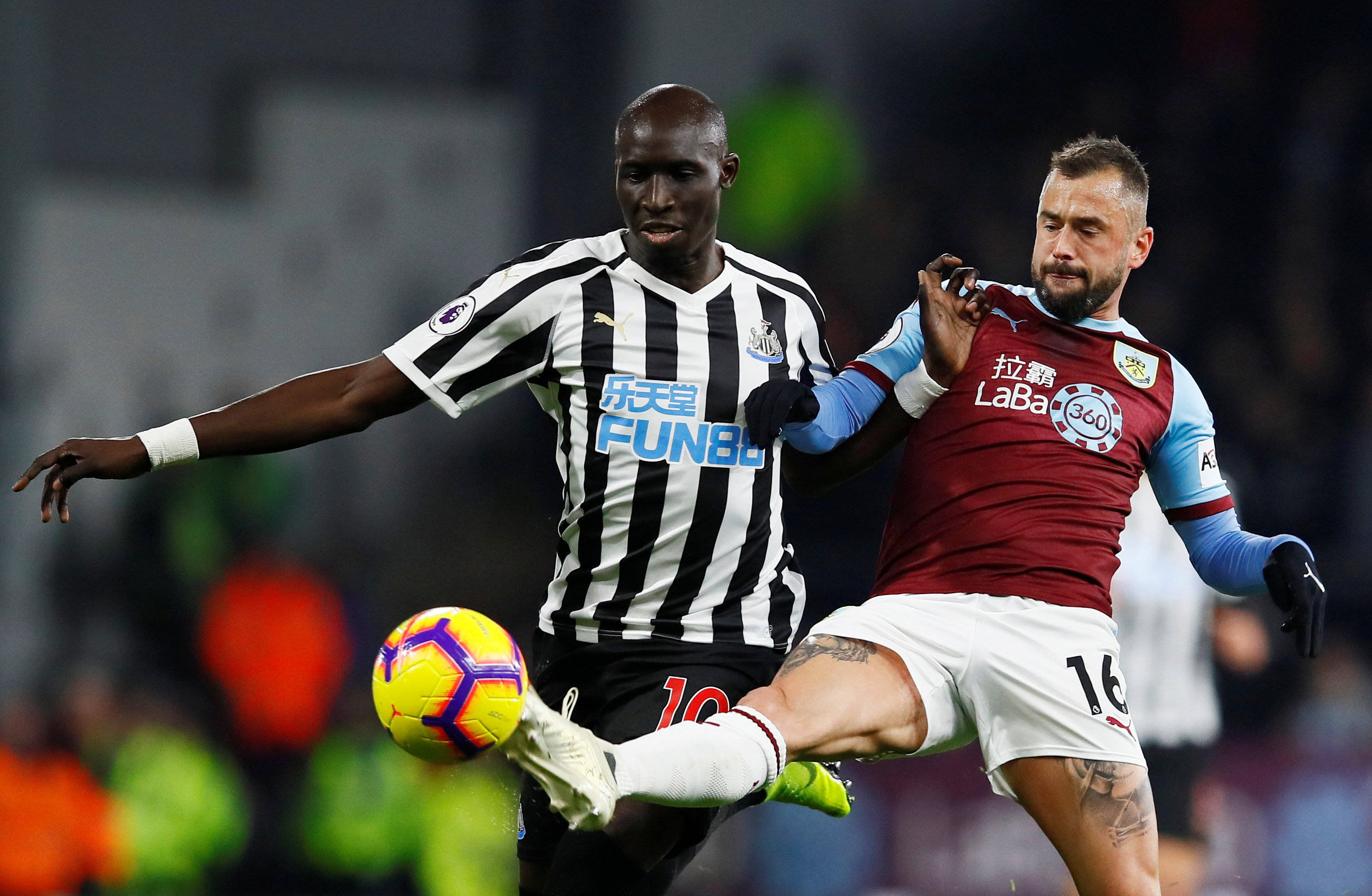 斯洛特：这点球在英超可能不会判；萨拉赫？今晚属于在场球员（斯洛特：这种点球在英超或不会被判；谈萨拉赫：今晚属于在场球员）