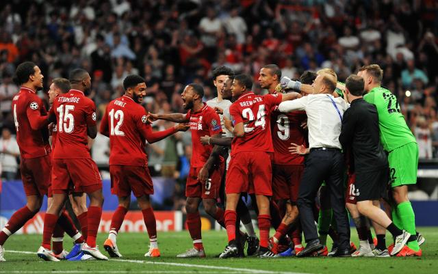 都悲伤！阿森纳被扳平球迷遗憾捂脸，狼队遭绝杀球迷神情落寞（双双失落！阿森纳被扳平球迷捂脸叹息，狼队遭绝杀神情黯然）