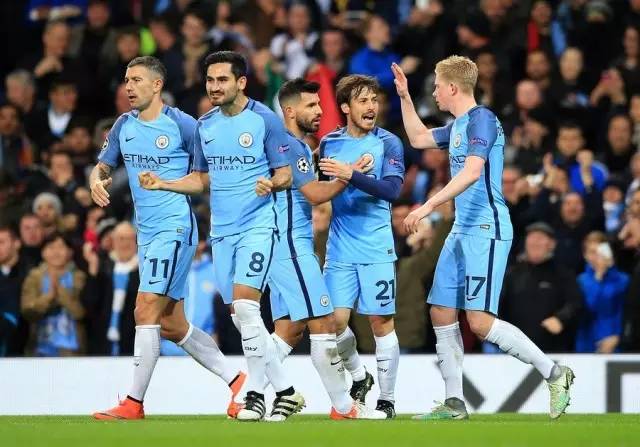 太阳报：B费夺冠面无表情，曼联球迷社媒盛赞他为称职队长