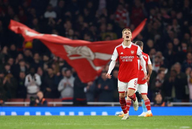 篮球勇士球星连中五记三分引全场欢呼