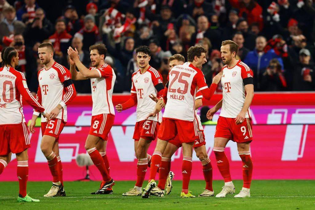 红魔内战？苏格兰丹麦生死战，3名曼联背景球员破门闪耀全场（红魔同室操戈？苏格兰对阵丹麦生死局，三位曼联背景球员先后破门抢尽风头）