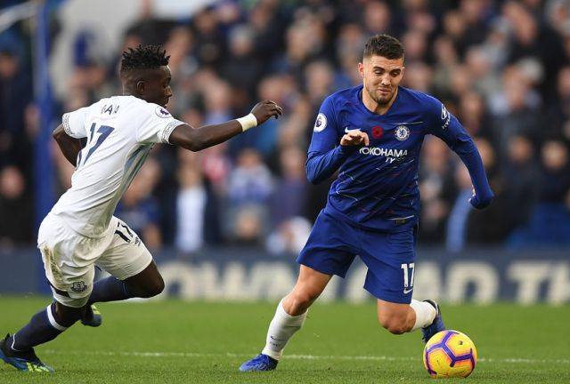 孤立无援？伊萨克上半场仅触球11次传球4次，没有射门（伊萨克上半场受限：仅11次触球、4次传球，零射门）